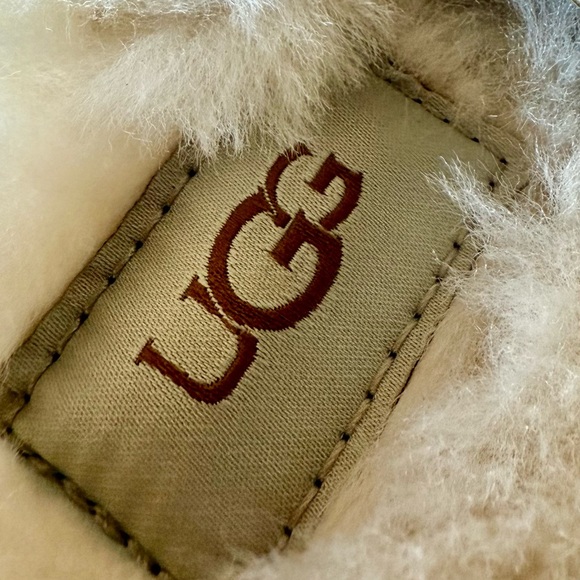 UGG Disquette Shoe - 8 - Picture 2 of 11